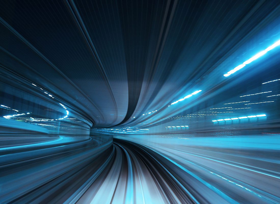 Dynamische Langzeitbelichtung in einem futuristischen Tunnel