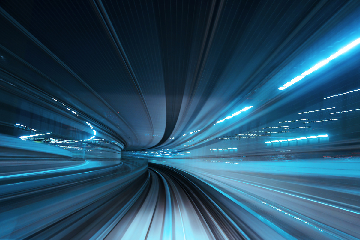 Dynamische Langzeitbelichtung in einem futuristischen Tunnel