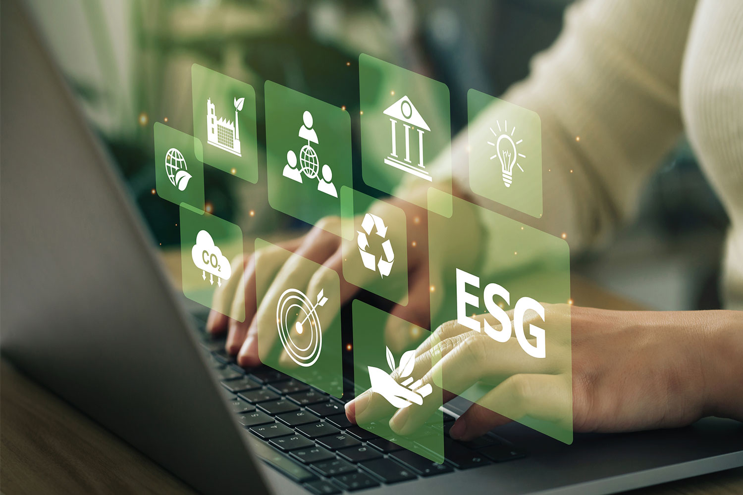 Laptop-Nutzer mit digitalen ESG-Symbolen