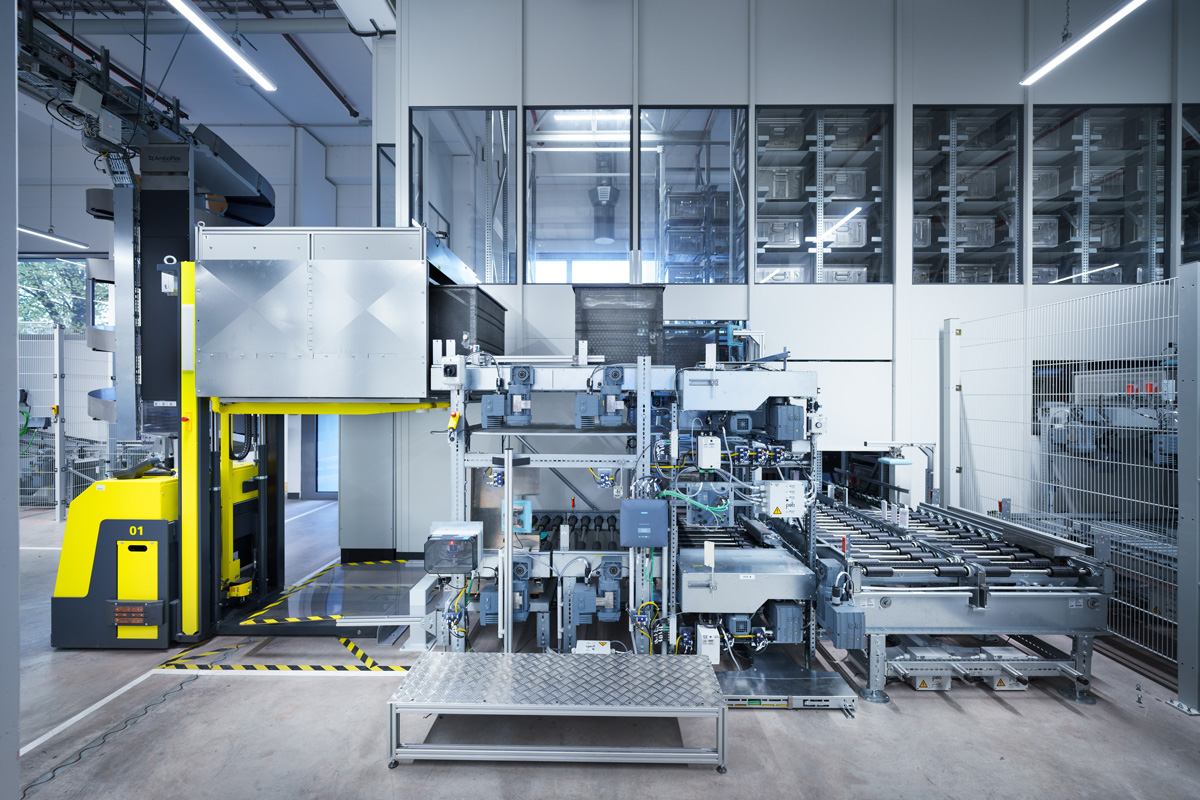 Automated warehouse with material flow control