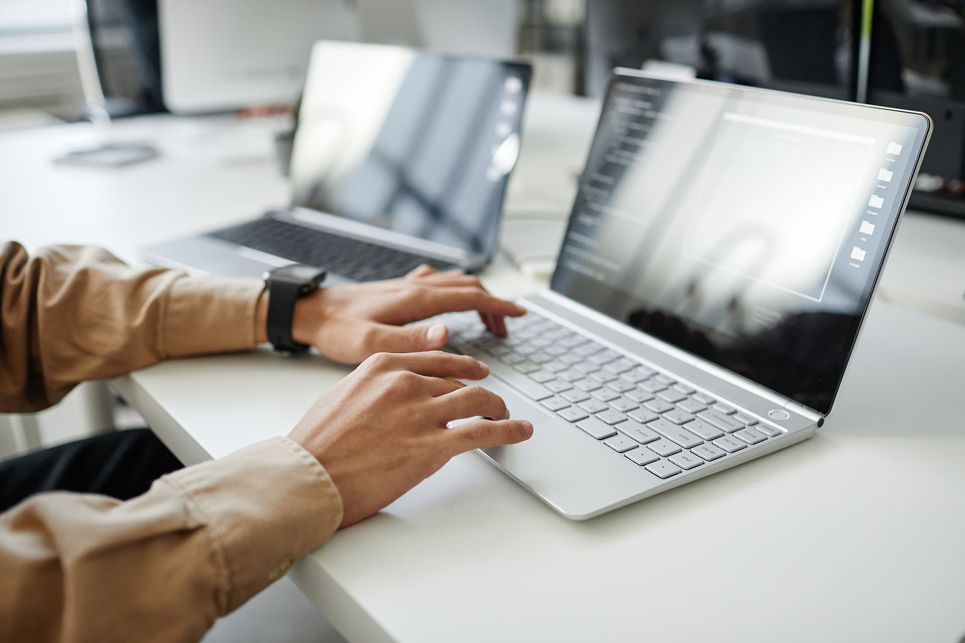 Entwickler arbeitet an einem Laptop